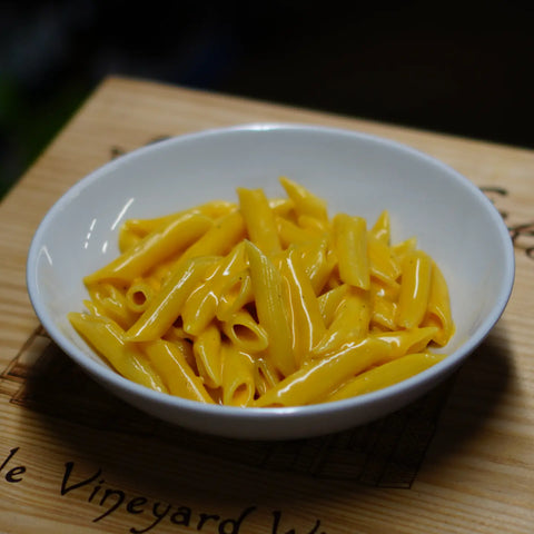 Mac n' Cheese Pasta w/ Garlic Bread